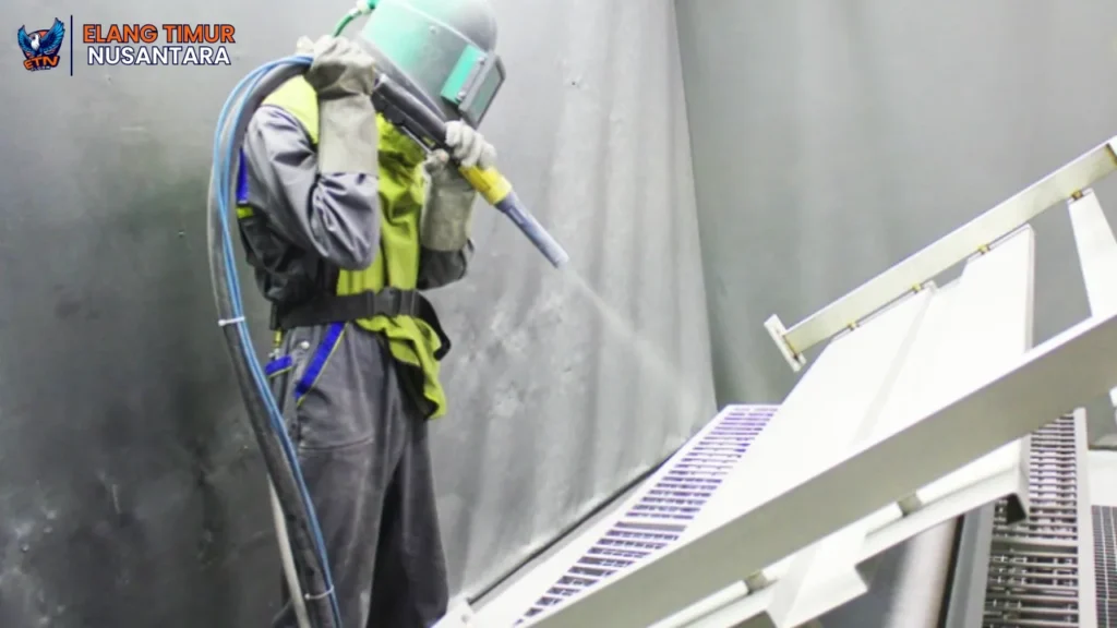 Proses Sandblasting pada permukaan baja