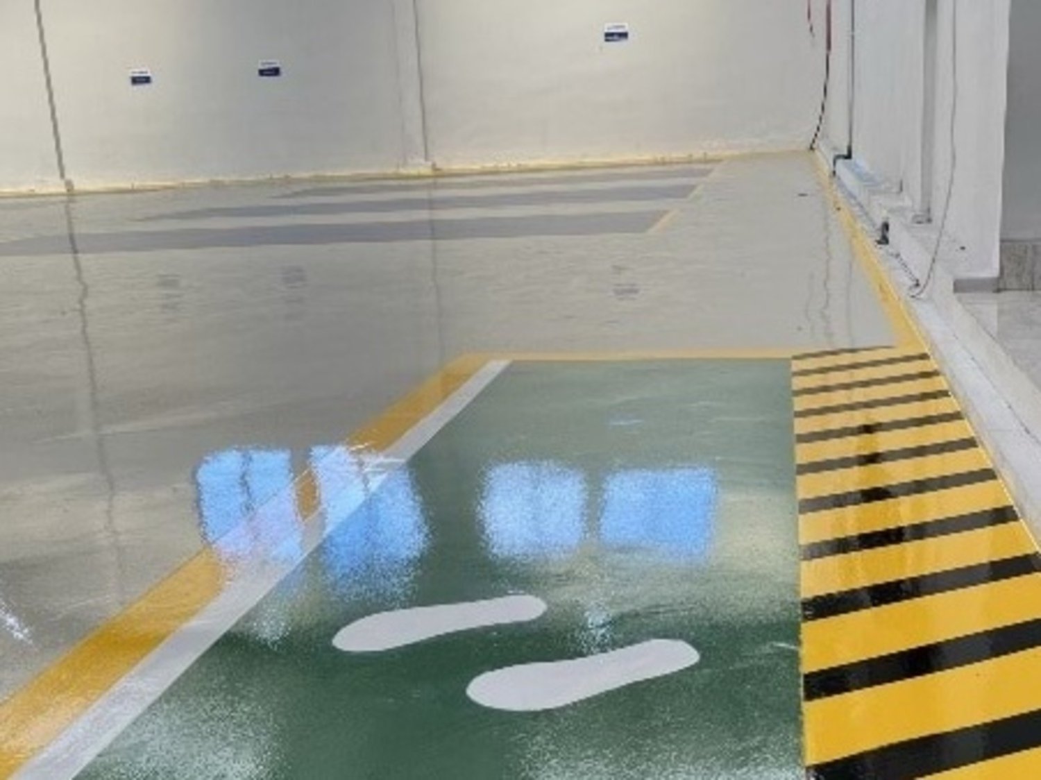 Recoating epoxy lantai untuk memperbaiki permukaan lantai pabrik